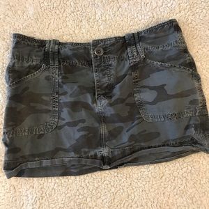 American Eagle camo skirt